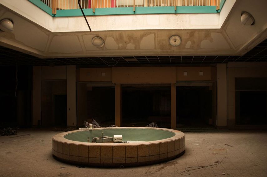 Este shopping na cidade de Kansas, nos Estados Unidos, funcionou por 40 anos até ser fechado em 2014. Abandonado, ele foi demolido recentemente