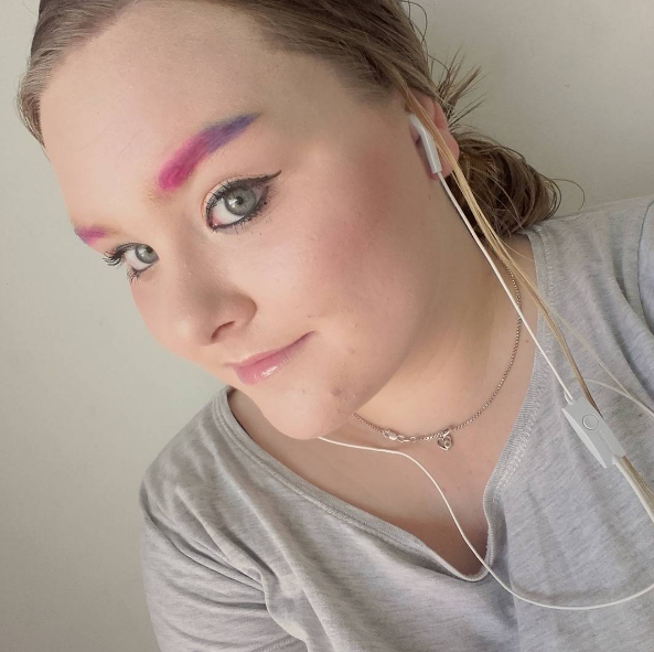 Nova moda é tingir as sobrancelhas com variação de cores. Você faria?