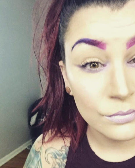 Nova moda é tingir as sobrancelhas com variação de cores. Você faria?