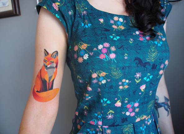 A russa Sasha Unisex faz tanto sucesso com suas tatuagens coloridas de animais que lançou linha de desenhos temporários. Nas fotos, há tatuagens reais e falsas.