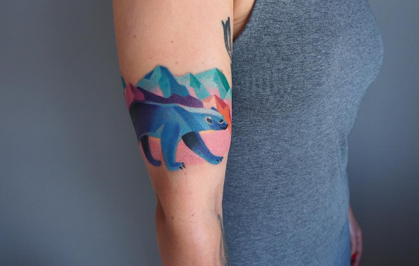 A russa Sasha Unisex faz tanto sucesso com suas tatuagens coloridas de animais que lançou linha de desenhos temporários. Nas fotos, há tatuagens reais e falsas.