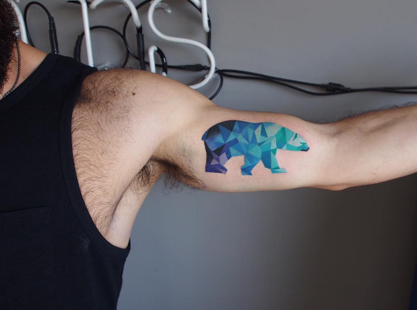 A russa Sasha Unisex faz tanto sucesso com suas tatuagens coloridas de animais que lançou linha de desenhos temporários. Nas fotos, há tatuagens reais e falsas.