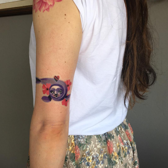 A russa Sasha Unisex faz tanto sucesso com suas tatuagens coloridas de animais que lançou linha de desenhos temporários. Nas fotos, há tatuagens reais e falsas.