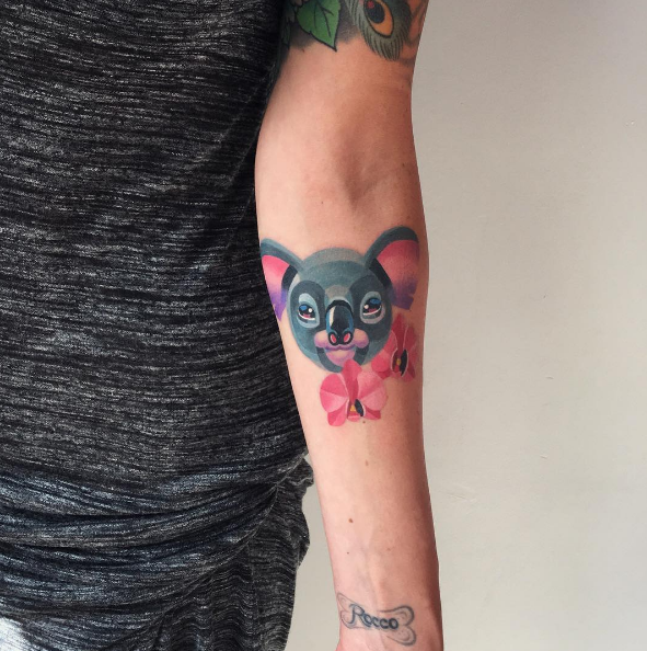 A russa Sasha Unisex faz tanto sucesso com suas tatuagens coloridas de animais que lançou linha de desenhos temporários. Nas fotos, há tatuagens reais e falsas.