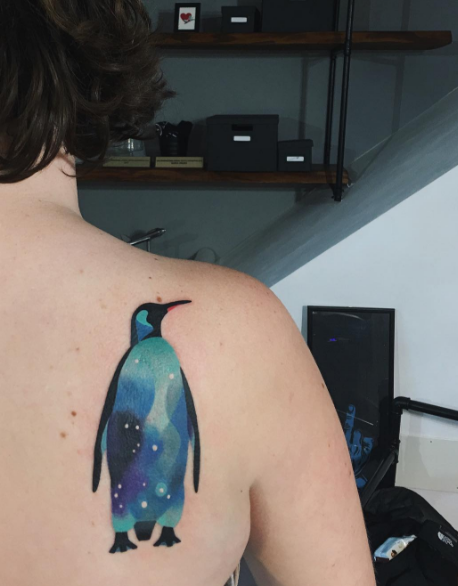 A russa Sasha Unisex faz tanto sucesso com suas tatuagens coloridas de animais que lançou linha de desenhos temporários. Nas fotos, há tatuagens reais e falsas.