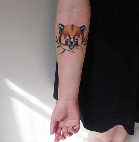 A russa Sasha Unisex faz tanto sucesso com suas tatuagens coloridas de animais que lançou linha de desenhos temporários. Nas fotos, há tatuagens reais e falsas.