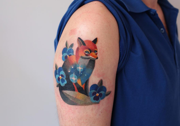 A russa Sasha Unisex faz tanto sucesso com suas tatuagens coloridas de animais que lançou linha de desenhos temporários. Nas fotos, há tatuagens reais e falsas.