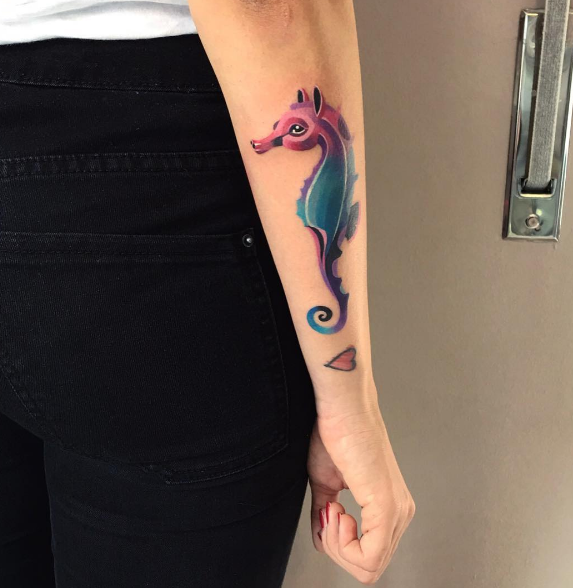 A russa Sasha Unisex faz tanto sucesso com suas tatuagens coloridas de animais que lançou linha de desenhos temporários. Nas fotos, há tatuagens reais e falsas.