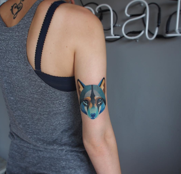 A russa Sasha Unisex faz tanto sucesso com suas tatuagens coloridas de animais que lançou linha de desenhos temporários. Nas fotos, há tatuagens reais e falsas.