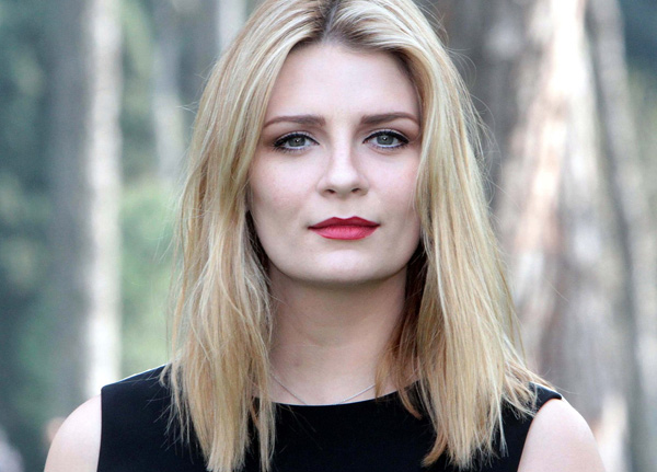 Mischa Barton interpretou Marisa Cooper, par romântico de Ryan Atwood, uma adolescente problemática e personagem que morreu prematuramente na terceira temporada da série. Apesar de ter participado de filmes prestigiados antes de 'The O.C.' - como 'O Sexto Sentido' -, a atriz nunca mais conseguiu destaque e, desde então, tem se envolvido em várias polêmicas. Ela declarou que se arrepende de ter feito a série e também frequenta os tablóides devido aos seus problemas com drogas. Ela foi presa dirigindo bêbada em 2007 e foi internada na ala psiquiátrica de um hospital para, segundo a imprensa especializada, se cuidar após tentativa de suicídio. Atualmente, a atriz tem 30 anos.