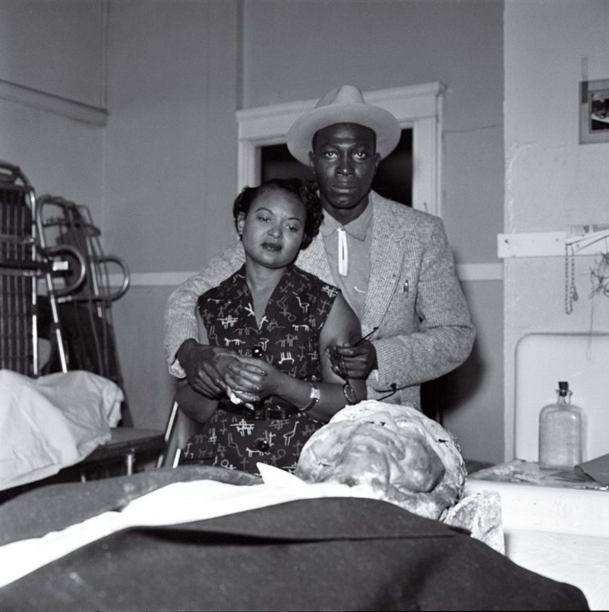 O jovem se encontrou com Carolyn Bryant, uma mulher branca. Não se sabe se os dois se envolveram, mas o marido da moça, Roy, assassinou Emmett de forma brutal em um dos crimes raciais mais chocantes do Mississippi