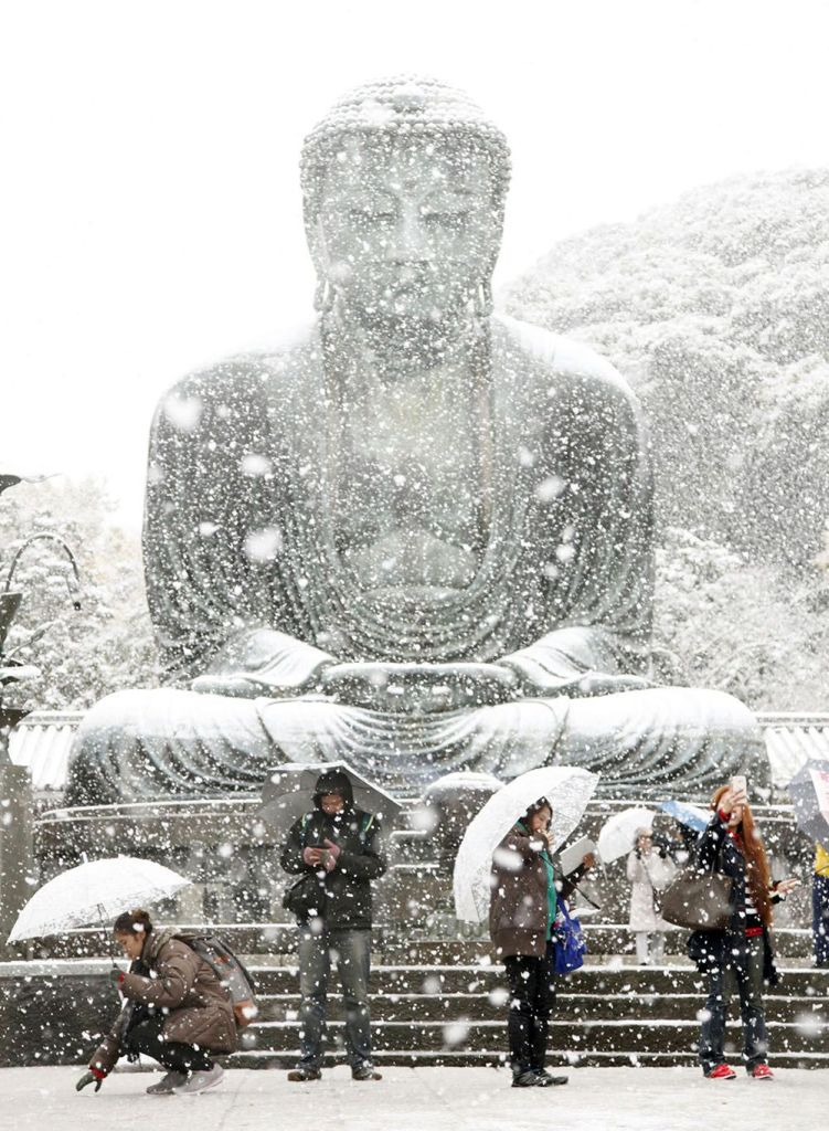 A capital do Japão amanheceu coberta por neve. Uma novidade, já que a cidade não via neve no mês de novembro, que ainda é outono, há 54 anos.