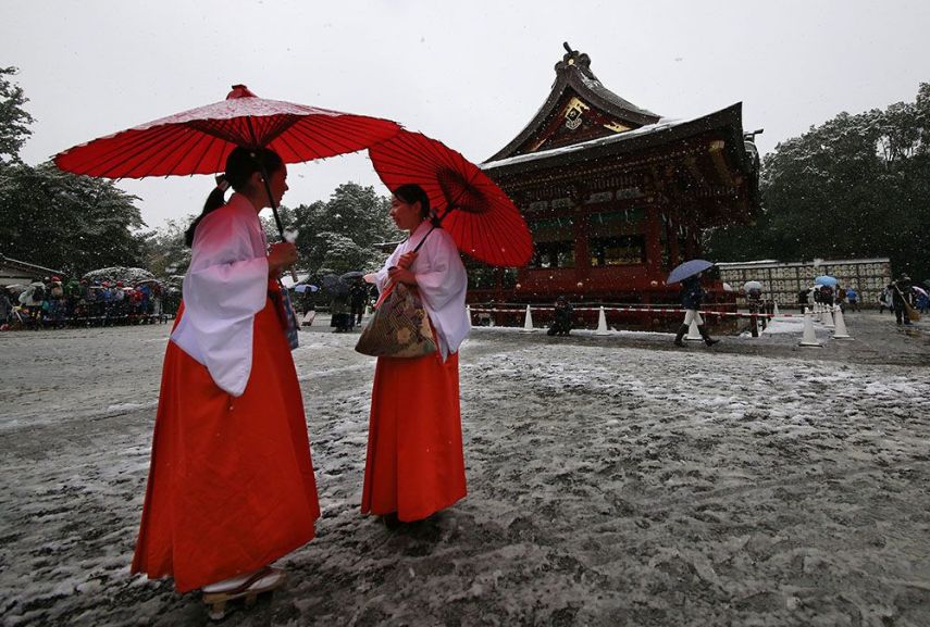 A capital do Japão amanheceu coberta por neve. Uma novidade, já que a cidade não via neve no mês de novembro, que ainda é outono, há 54 anos.