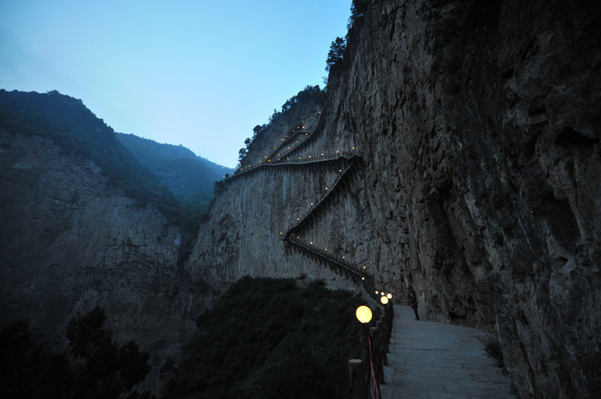 Caminho estreito e íngreme, na província de Shanxi, na China