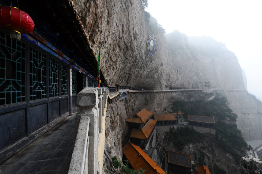 Caminho na beira de um precipício, em Mianshan, na China