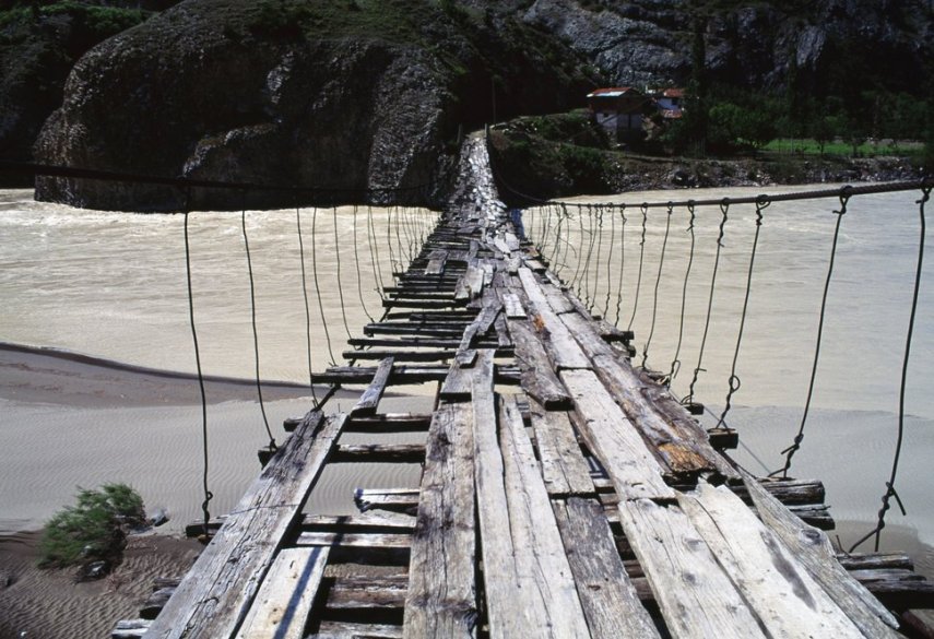 Ponte de madeira no rio Coruh, na Turquia