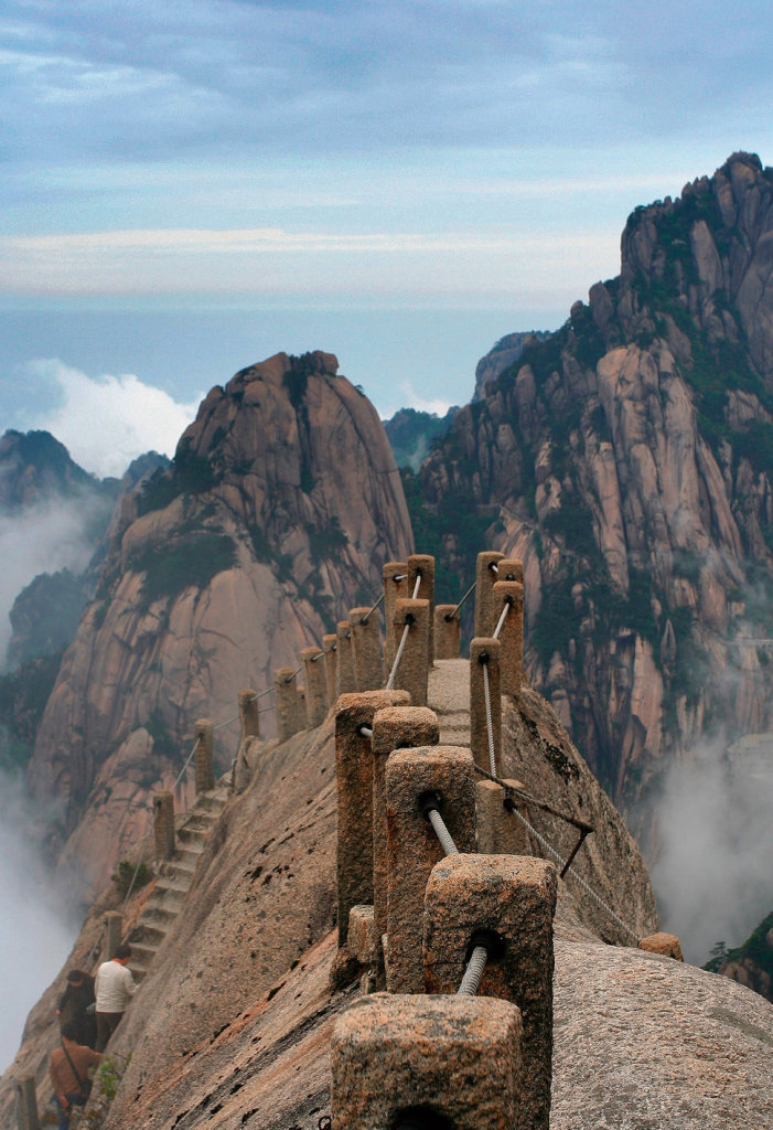 Caminho em trilha de pedras no topo da montanha Huang, na China