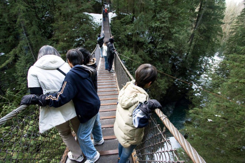 Travessia no parque Lynn Canyon, em Vancouver, no Canadá