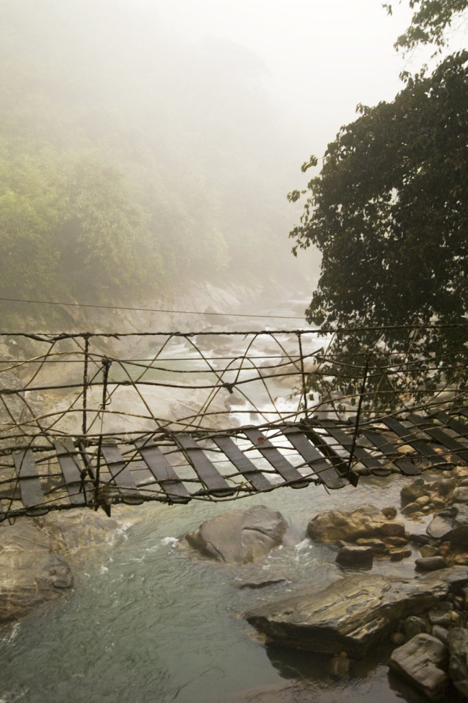 Ponte em trilha na região de Moung Mon, na China