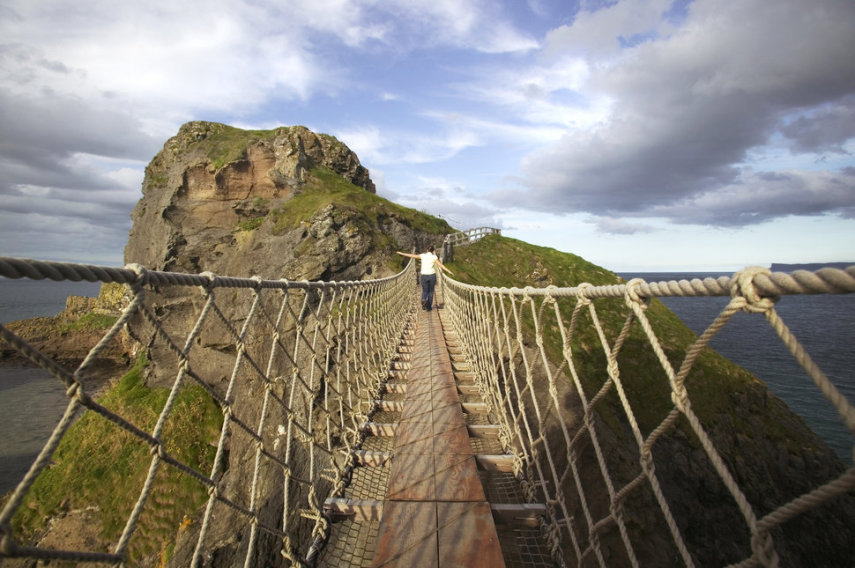 Ponte batizada de Carrick Rope, perto de Belfast, na Irlanda do Norte