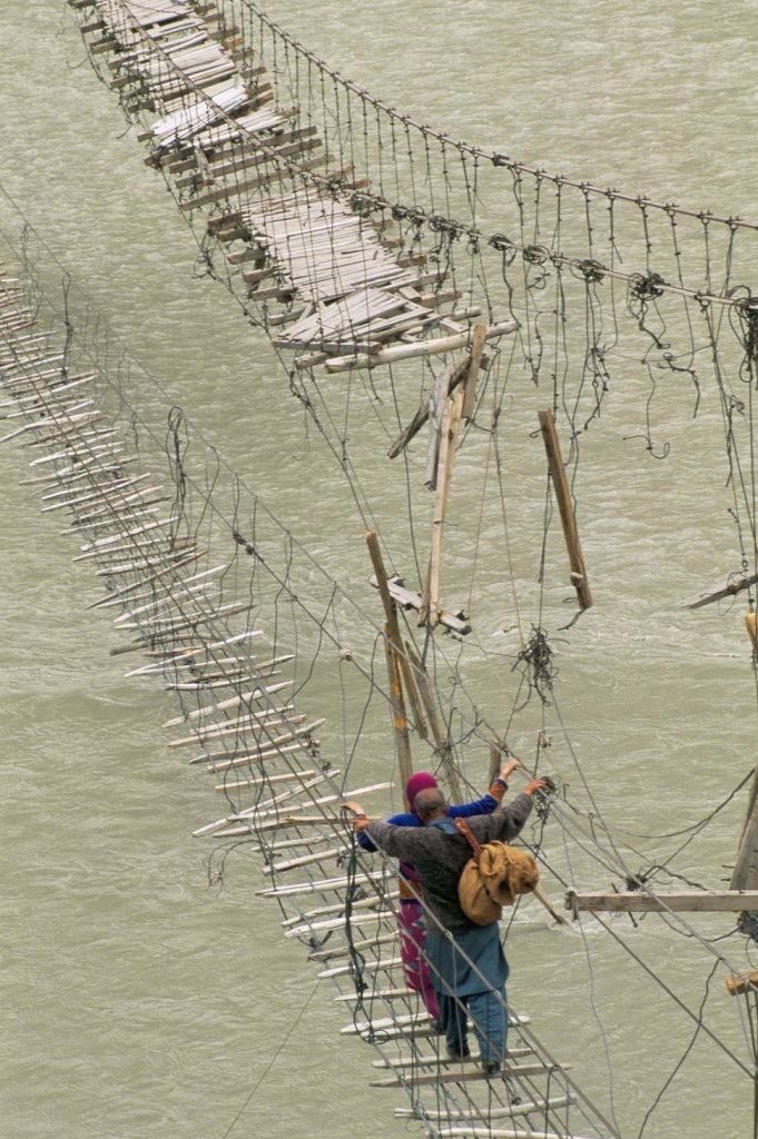 Pontes precárias, em Bojal, no Paquistão