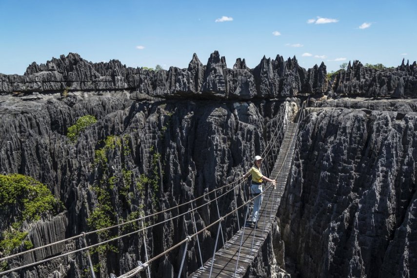 Ponte de madeira e cordas no Parque Nacional de Tsingy du Bemaraha, em Madagascar