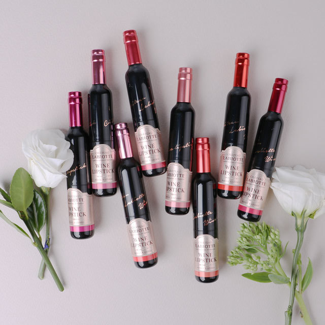 Não precisa tomar uma garrafa inteira para ficar com os lábios rosadinhos!