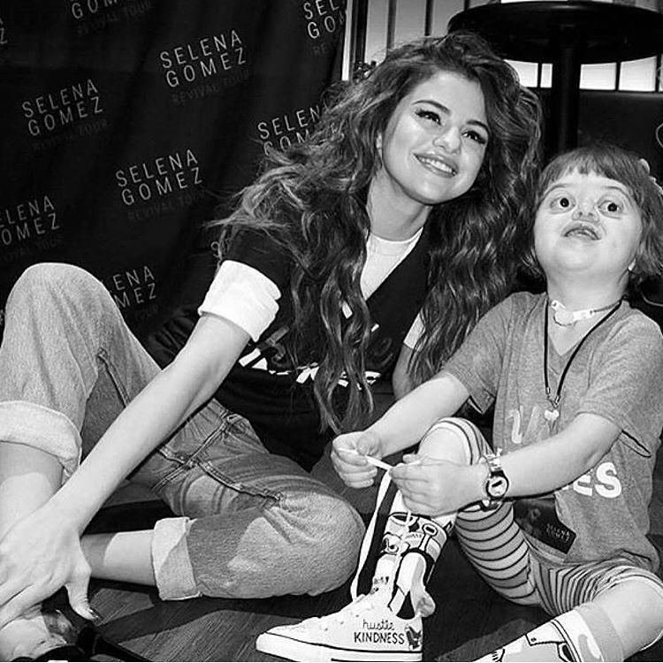 A atriz e cantora foi uma das celebridades mais influentes da rede social neste ano. No Top 10, Selena contou com as 8 fotos mais curtidas de 2016, reinando absoluta. Musa é musa, né?