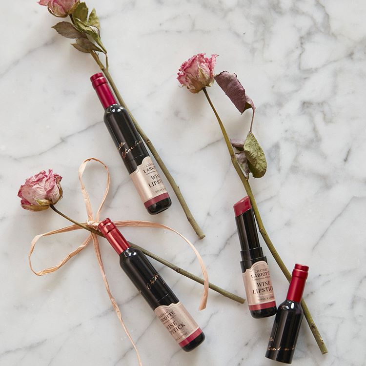 Não precisa tomar uma garrafa inteira para ficar com os lábios rosadinhos!