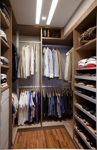 Veja exemplos de closets e armários organizados e lindos