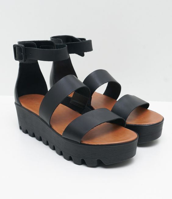 Nos pés: chunky sandals