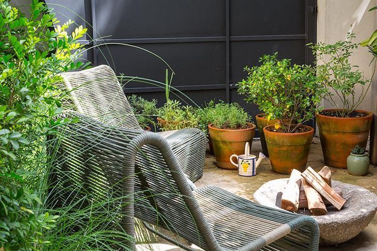 Caso não tenha uma porção de espaço para colocar plantas diretamente no chão, a saída pode ser apostar em vários vasos, um para cada espécie. 