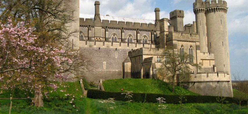 O castelo Amberley foi habitado pela família Tudor e hoje é um hotel de luxo. Histórias garantem que um fantasma de um servo segue morando por lá e tenta vingar sua morte há 700 anos. Ele costuma aparecer nos jardis e na suíte Herstmonceux 