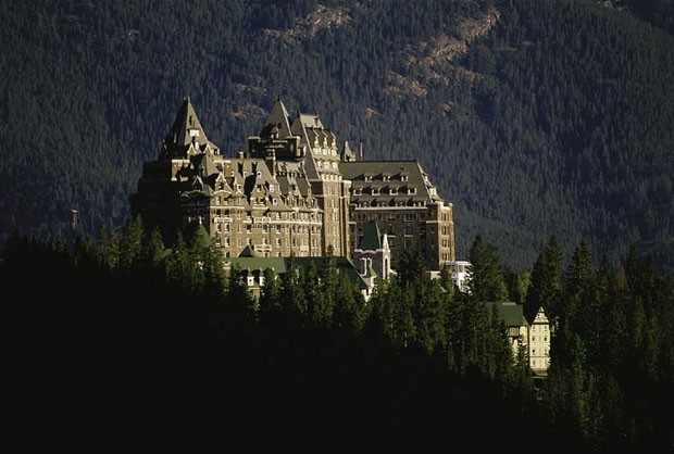 Dizem que no Fairmont um carregador desapareceu no ar no nono andar do hotel. Ele tinha ido ao andar ao ouvir hóspedes clamando por ajuda. Há também uma outra história que diz que funcionários que sentem brisas abaixo em uma scadaria de mármore, onde uma noiva caiu e morreu no dia do casamento