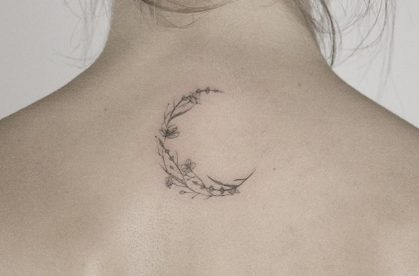Lindsay April é conhecida por seus traços finos e suas tattoos cheias de delicadeza. Para acompanhar o trabalho da tatuadora é só seguir @lindsayapriltattoo no Instagram