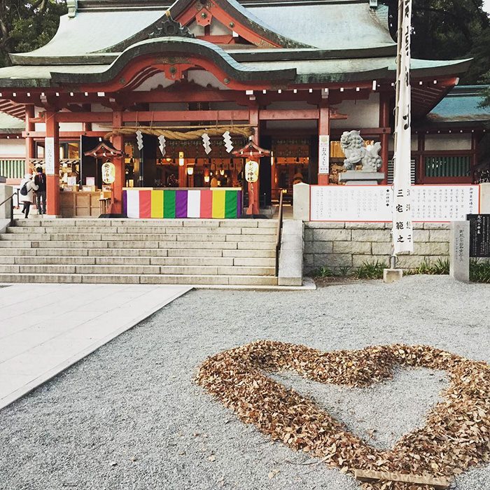 No Instagram, vários japoneses vem compartilhando as artes com folhas que encontram pelas ruas