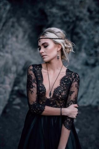 Essas noivas optaram por deixar pra lá o tradicional vestido branco