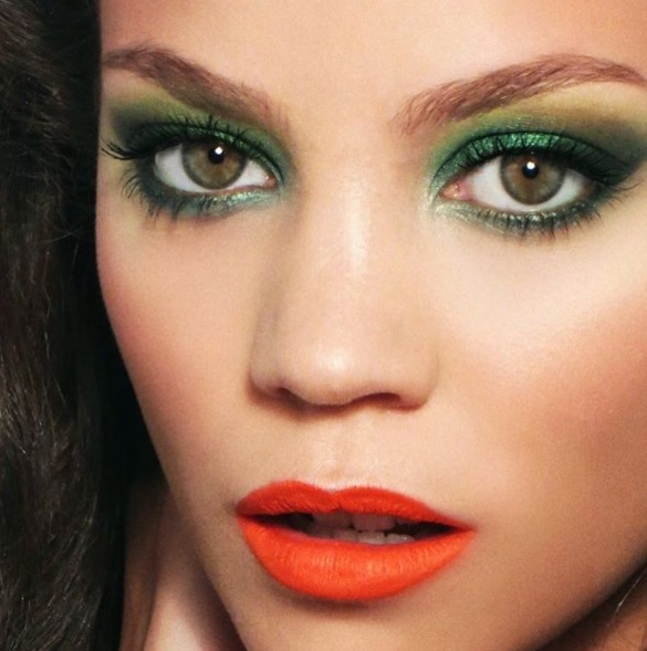 Maquiadoras e blogueiras já se animaram com a ideia e fizeram looks que podem te inspirar a usar esse tom de verde