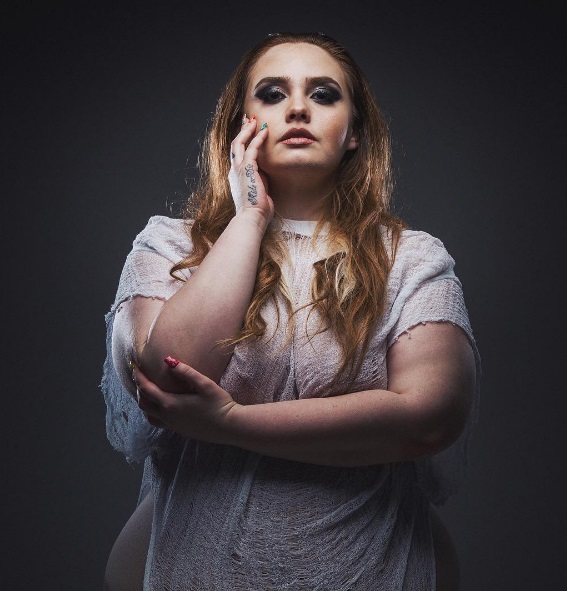 A modelo Hayley Herms 