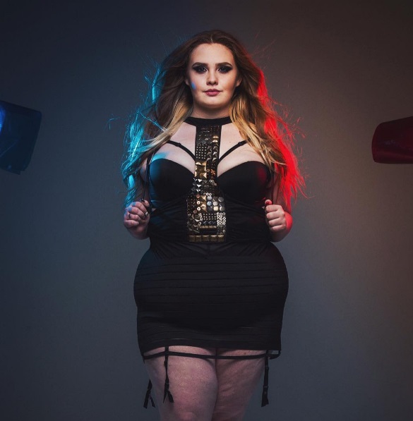 A modelo Hayley Herms 