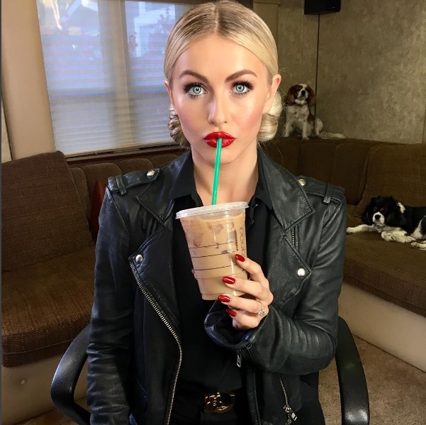Julianne Hough já namorou Ryan Seacrest e está noiva de Brooks Laich. A atriz declarou que vive relacionamentos sem sexo, pois quer se guardar para o casamento