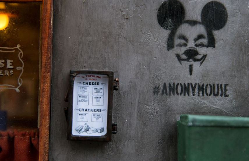 O pessoal da Anonymouse, um perfil no Instagram que ainda tem pouquíssimas fotos mas já tem mais de 5 mil seguidores (@anonymouse_mmx), se cansou da falta de loja para ratos e resolveu abrir algumas lojinhas pelas ruas da Suécia