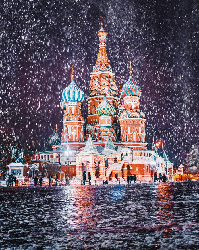 A fotógrafa Kristina Makeeva mostra o lado deslumbrante da cidade em meio a luzes e neve