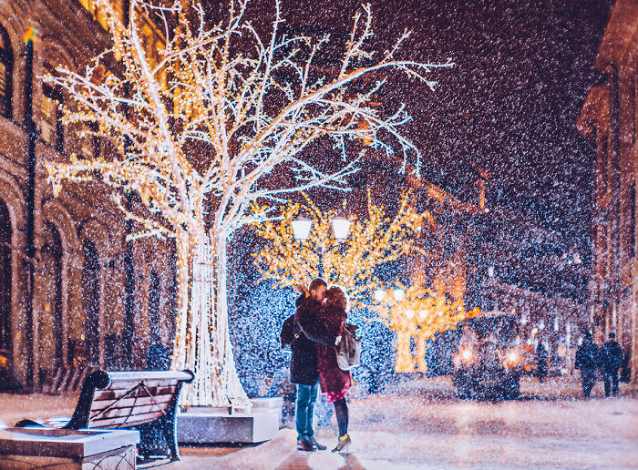 A fotógrafa Kristina Makeeva mostra o lado deslumbrante da cidade em meio a luzes e neve