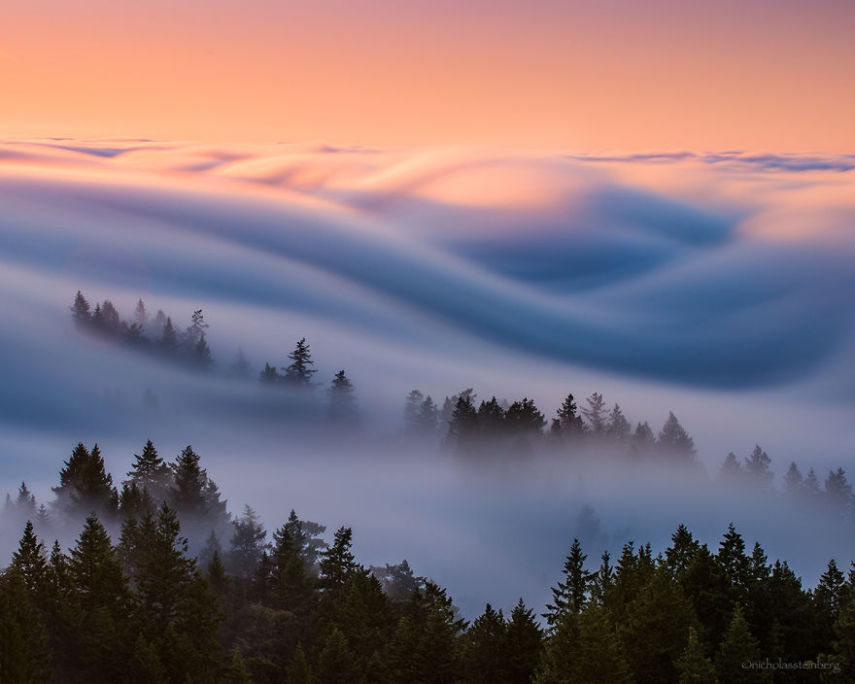 O fotógrafo Nick Steinberg fez uma série de fotos incríveis que mostram a neblina como se fossem ondas no céu. Confira mais do trabalho dele no Instagram @nicholassteinbergphotography