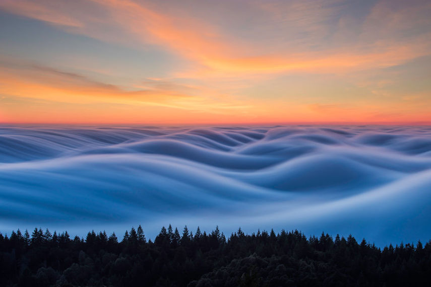 O fotógrafo Nick Steinberg fez uma série de fotos incríveis que mostram a neblina como se fossem ondas no céu. Confira mais do trabalho dele no Instagram @nicholassteinbergphotography