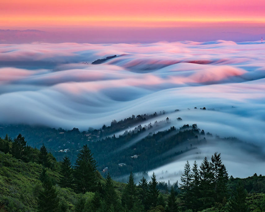 O fotógrafo Nick Steinberg fez uma série de fotos incríveis que mostram a neblina como se fossem ondas no céu. Confira mais do trabalho dele no Instagram @nicholassteinbergphotography