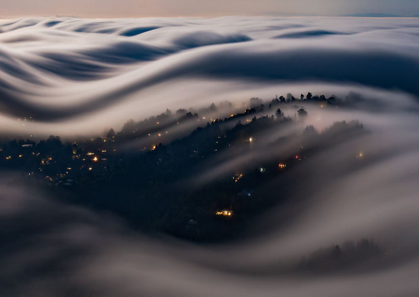 O fotógrafo Nick Steinberg fez uma série de fotos incríveis que mostram a neblina como se fossem ondas no céu. Confira mais do trabalho dele no Instagram @nicholassteinbergphotography
