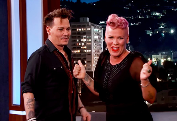Pink já admitiu que seu crush sempre foi Johnny Depp. O que a cantora não imaginava é que ao falar isso, o próprio ator iria entrar no palco do Jimmy Kimmel Live, em maio de 2016, e surpreende-la