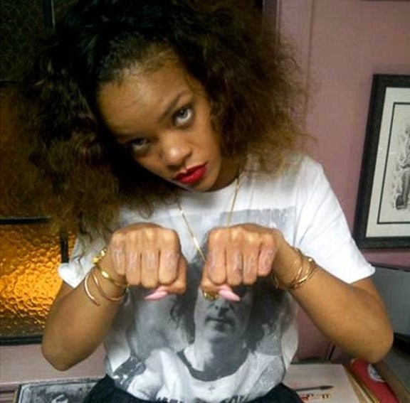 Rihanna tem as palavras Thug Life nos dedos em uma tinta quase branca. Parecem mais cicatrizes, não?